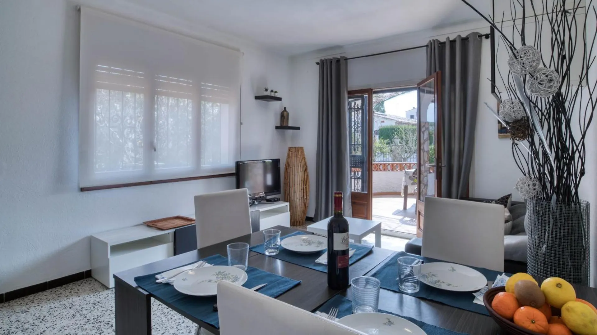 Lluisa Villa L' Escala 0*,  İspanya